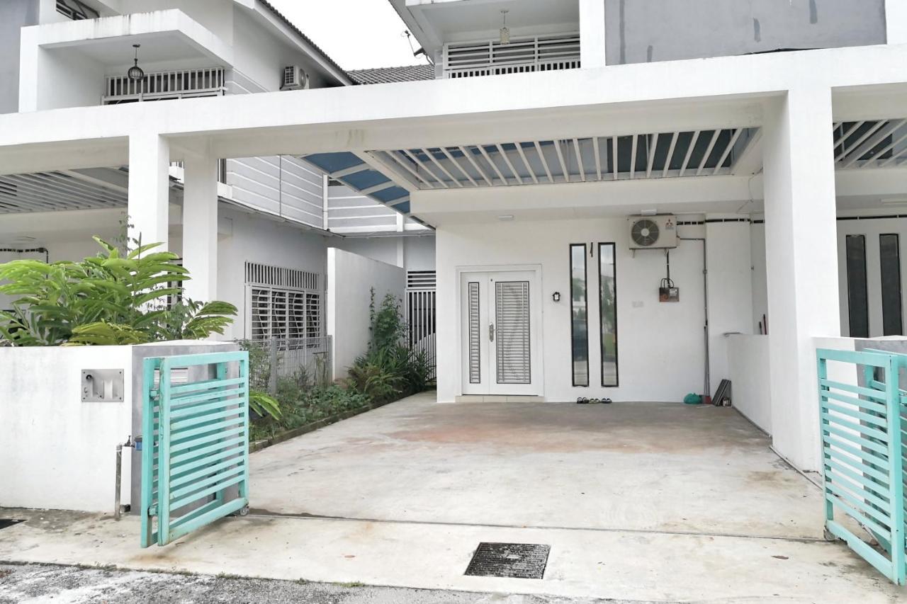 Teratak Persona Homestay. 4 Rooms Double Storey Terrace In Kuantan City. Eksteriør bilde