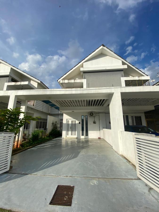Teratak Persona Homestay. 4 Rooms Double Storey Terrace In Kuantan City. Eksteriør bilde